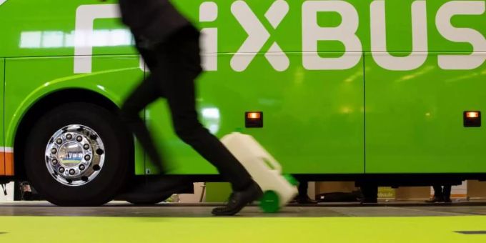 Ein Bus des Unternehmens Flixbus steht auf der Messe Bus2Bus. Ein Jahr nach dem Markteintritt in Amerika zieht Flixbus eine positive Bilanz und baut sein Streckennetz aus. Foto: Ralf Hirschberger Ein Bus des Unternehmens Flixbus steht auf der Messe Bus2Bus. Ein Jahr nach dem Markteintritt in Amerika zieht Flixbus eine positive Bilanz und baut sein Streckennetz aus. Foto: Ralf Hirschberger