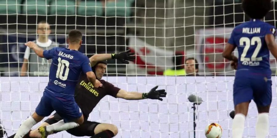 Eden Hazard (l) lässt Keeper Petr Cech keine Chance und trifft zum 4:1 für Chelsea. Foto: Bradley Collyer/PA Wire