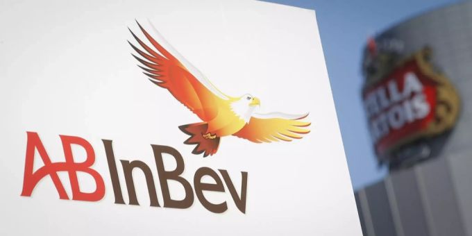 Das Logo des Bierbrauers Anheuser-Busch InBev. Anheuser-Busch InBev