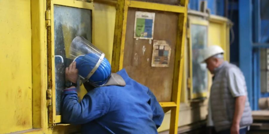 Arbeiter in einer Verzinkerei