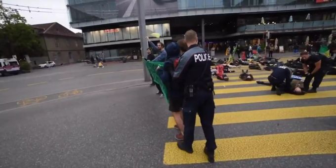 Vor Bahnhof Bern - Polizei muss Klimaaktivisten von Strasse abzügeln