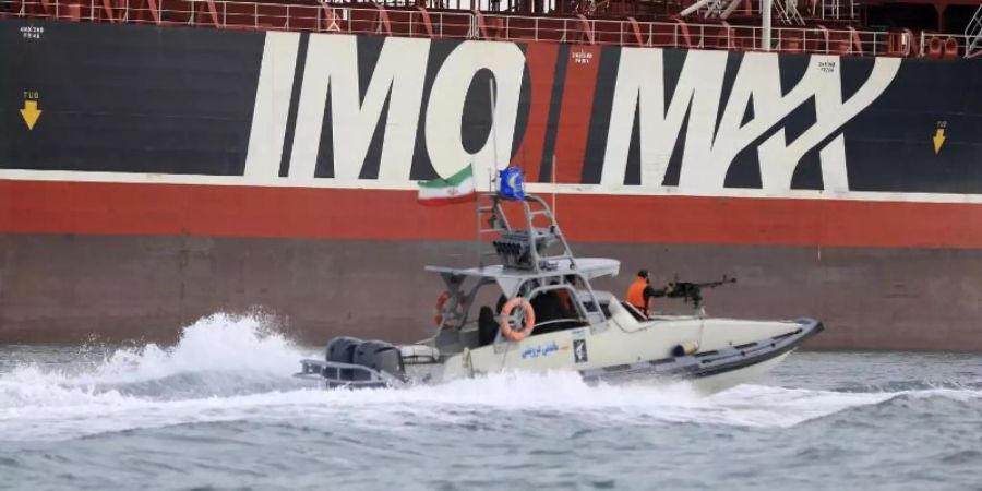 Ein Schnellboot der iranischen Revolutionsgarden umkreist den unter britischer Flagge fahrenden Öltanker «Stena Impero» in der Strasse von Hormus. Foto: Morteza Akhoondi/Mehr News Agency