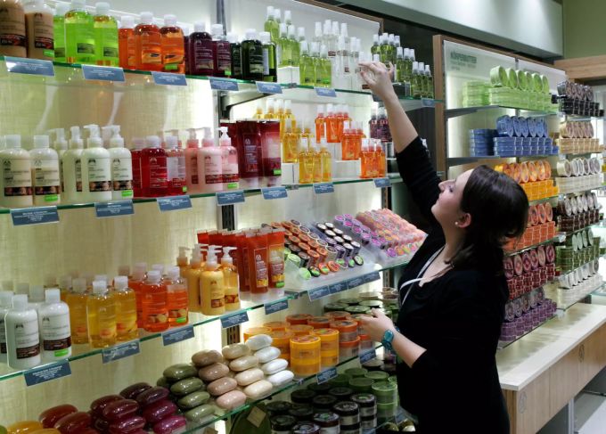 Auch bei der britischen Naturkosmetik-Kette Body Shop wird auf Naturprodukte Wert gelegt. Body Shop