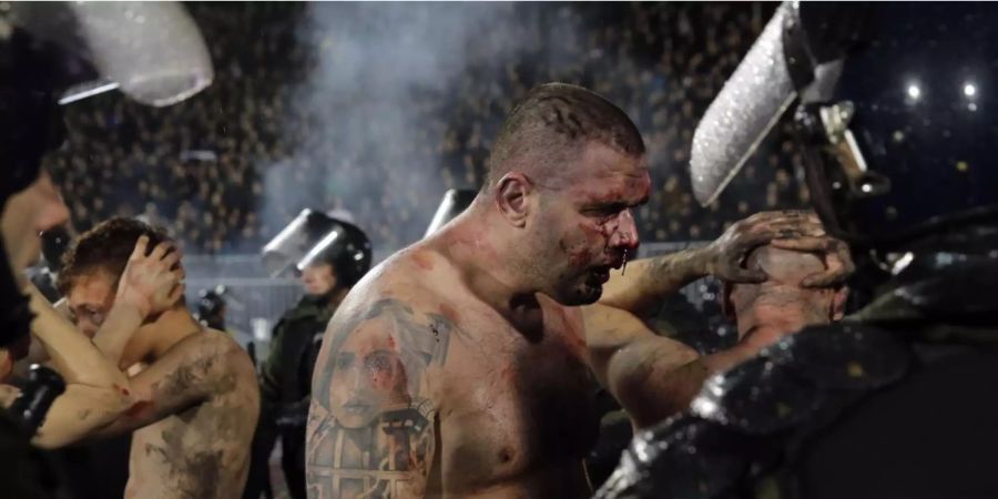 Wüste Szenen während dem Derby zwischen Partizan und Roter Stern Belgrad.