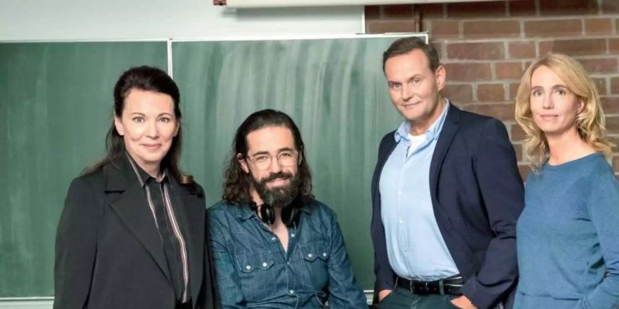 Die Schauspielerin Iris Berben (l-r), der Autor und Regisseur Leo Khasin sowie die Schauspieler Devid Striesow und Ursina Lardi am Set des ZDF-Films «Das Unwort». Foto: Conny Klein/ZDF