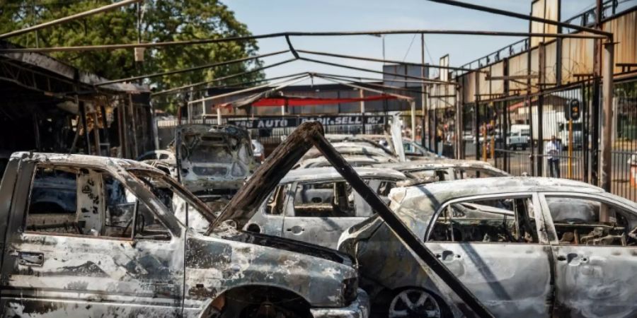 Ausgebrannte Autos nach Gewalt in Johannesburg