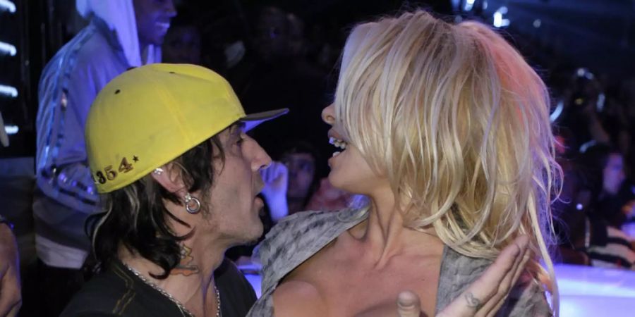 Mit Tommy Lee war Pamela Anderson von 1995 bis 1998 verheiratet. Zusammen haben die zwei die Söhne Brandon Lee (23) und Dylan Lee (21).