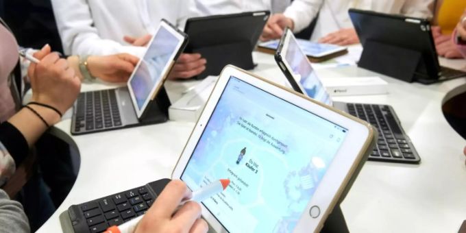Berufsschüler bei der Arbeit am Tablet Berufsschule