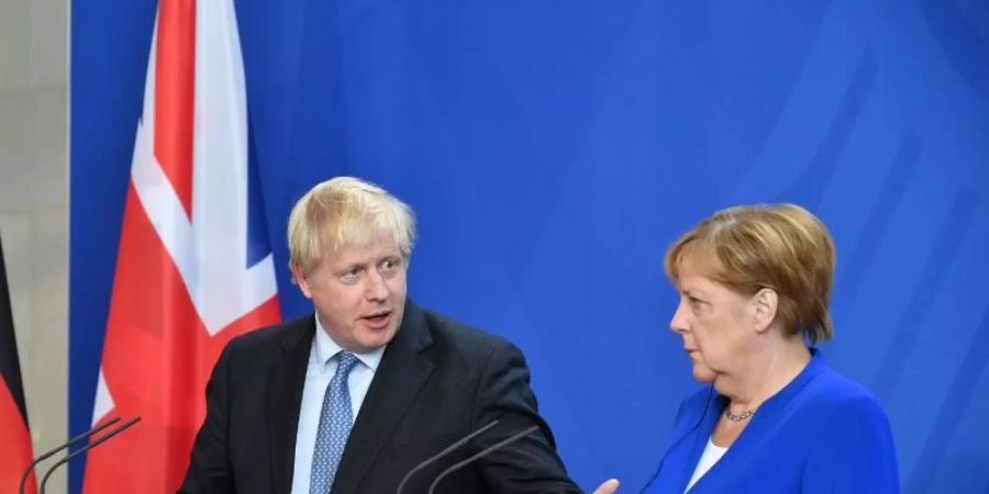 Merkel und Johnson halten eine gemeinsame Pressekonferenz ab. Foto: Bernd Von Jutrczenka