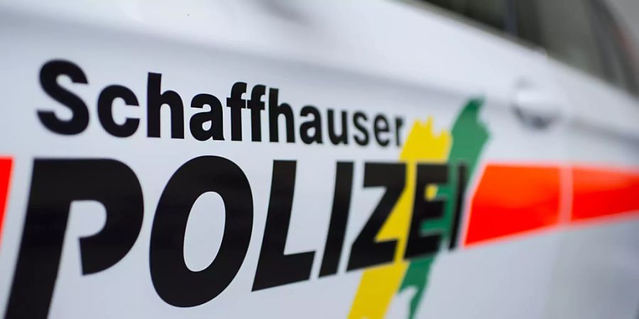 Die Schaffhauser Polizei hat in der Nacht auf Monat den Tod eines Autofahrers bei einem schweren Verkehrsunfall bekanntgegeben. (Archivbild)