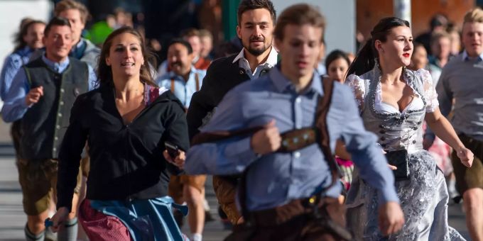 Die ersten Wiesnbesucher rennen nach dem Einlass zu den Festzelten des Oktoberfest. Oktoberfest 2019