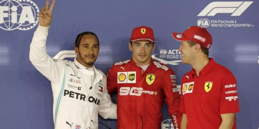 Sicherte sich die Pole vor Lewis Hamilton (l) und Sebastian Vettel (r) die Pole Position in Singapur: Charles Leclerc (M). Foto: Vincent Thian/AP