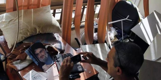 Ein Journalist macht Fotos von den Schäden in einem Medienbüro der Hisbollah-Miliz, wo eine israelische Drohne abgestürzt ist. Foto: Bilal Hussein/AP Ein Journalist macht Fotos von den Schäden in einem Medienbüro der Hisbollah-Miliz, wo eine israelische Drohne abgestürzt ist. Foto: Bilal Hussein/AP