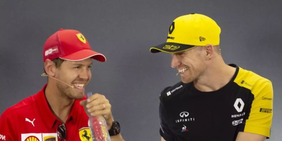 Gut gelaunt in Hockenheim: Nico Hülkenberg (r) und Sebastian Vettel. Foto: Jens Meyer/AP