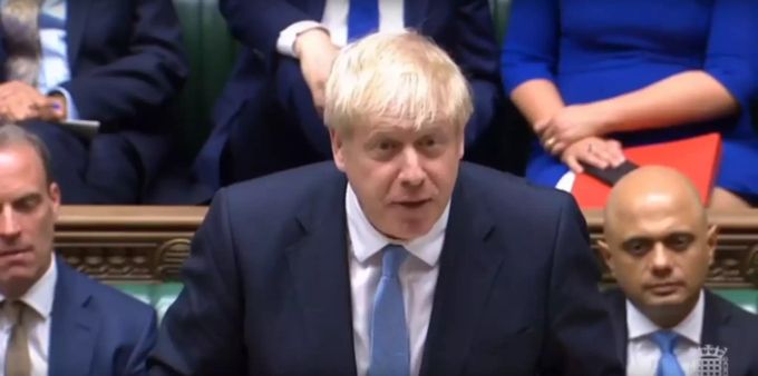 Boris Johnson (M), Premierminister von Grossbritannien, gibt eine Erklärung vor dem britischen Unterhaus ab. Seine Aufgabe sei es, die Briten aus der Europäischen Union zu führen und das Vereinigte Königreich zum grossartigsten Land der Erde zu machen, sagte Johnson in seiner ersten Parlamentsrede als Premierminister im Unterhaus in London. Boris Johnson
