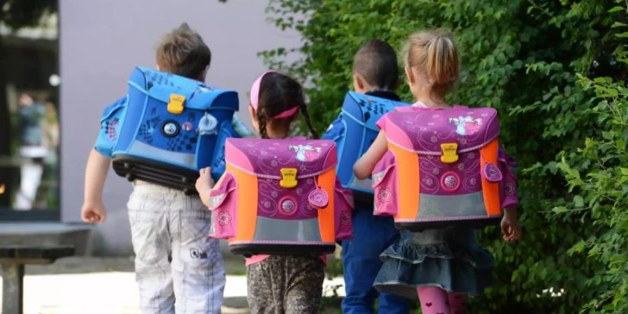 Bildung soll in Deutschland nicht vom Geldbeutel der Eltern abhängen. Foto: Jens Kalaene/Illustration