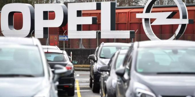 Opel-Logo auf Werksparkplatz Opel PSA