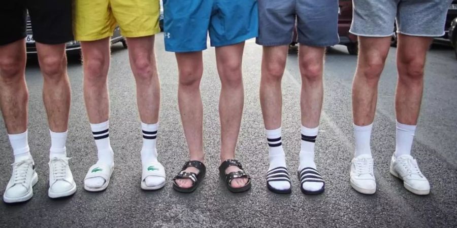 Erst Trash, dann Luxustrend, jetzt Mainstream: weisse Socken in Badelatschen. Foto: Alexander Blum