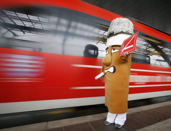 Dies ist «Zippy», die Figur einer abgebrannten Zigarette. Er signalisiert das Rauchverbot in Deutschland. Rauchverbot