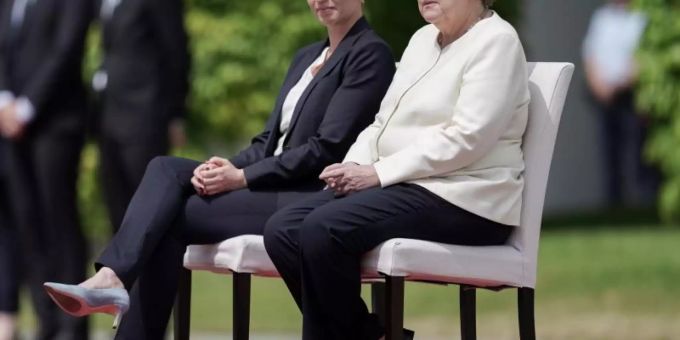 Während der Nationalhymnen: Bundeskanzlerin Angela Merkel sitzt neben der dänischen Ministerpräsidentin Mette Frederiksen. Foto: Michael Kappeler Während der Nationalhymnen: Bundeskanzlerin Angela Merkel sitzt neben der dänischen Ministerpräsidentin Mette Frederiksen. Foto: Michael Kappeler