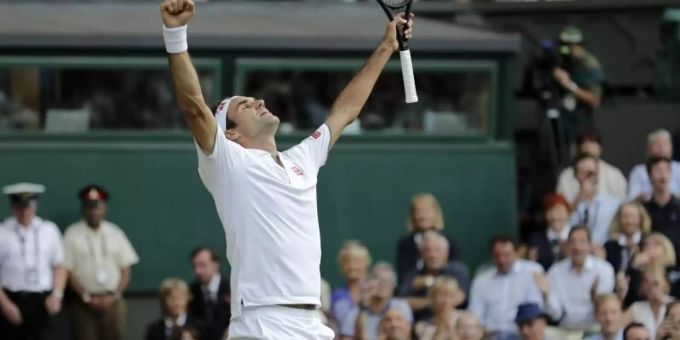 Mit einem Sieg im Wimbledon-Finale würde sich Roger Federer in den Tennis-Geschichtsbüchern verewigen. Foto: Ben Curtis/AP Mit einem Sieg im Wimbledon-Finale würde sich Roger Federer in den Tennis-Geschichtsbüchern verewigen. Foto: Ben Curtis/AP