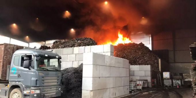 Pratteln BL - Brand beim Schredden von Fässern in Recyclingfirma in Pratteln