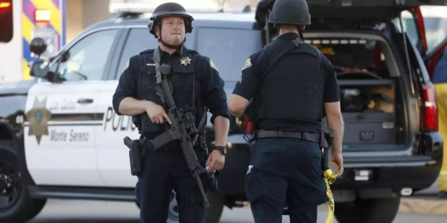 Polizisten sichern den Tatort in der Stadt Gilroy südlich von San Francisco. Foto: Nhat V. Meyer/San Jose Mercury News/AP