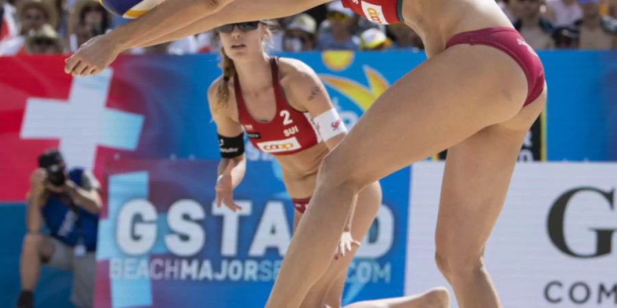 Tanja Hüberli (vorne) und Nina Betschart spielen in Gstaad um Platz 3