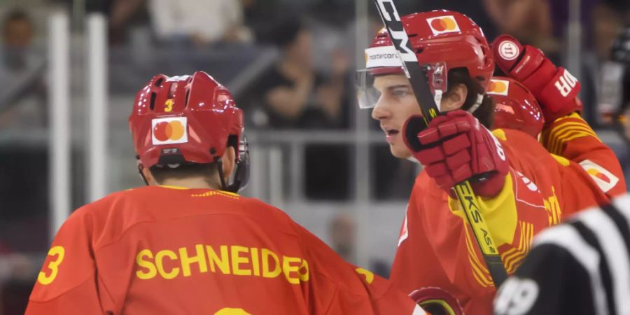 Yannick Rathgeb (rechts) bringt die Bieler im ersten Drittel in Führung