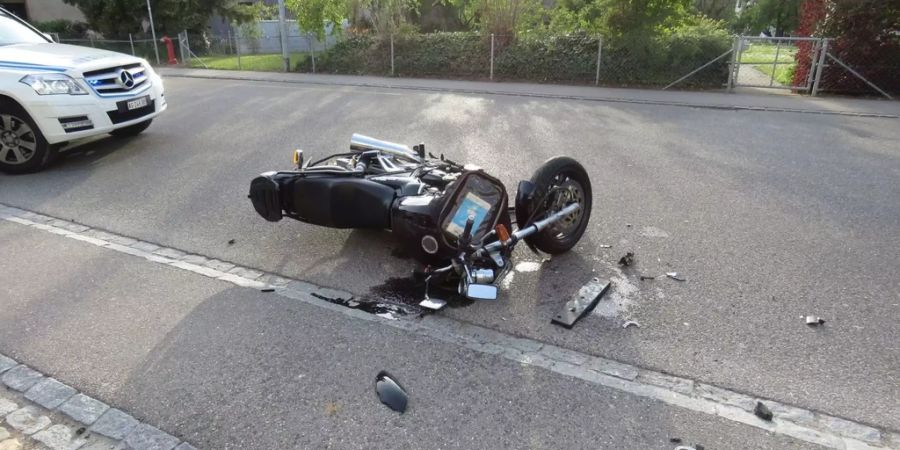 Motorradfahrer verursacht einen Selbstunfall.