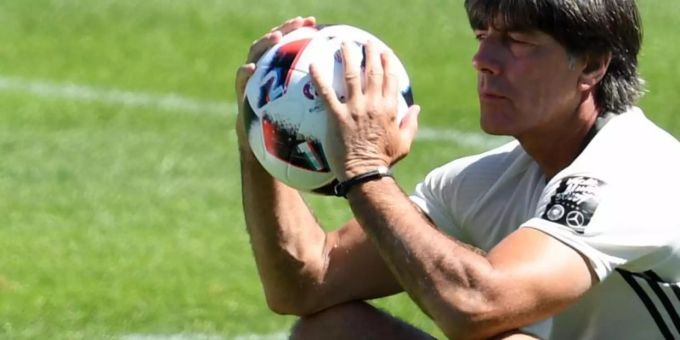 Für Bundestrainer Joachim Löw wird in der Bundesliga zu schnell alles über den haufen geworfen. Foto: Arne Dedert Für Bundestrainer Joachim Löw wird in der Bundesliga zu schnell alles über den haufen geworfen. Foto: Arne Dedert