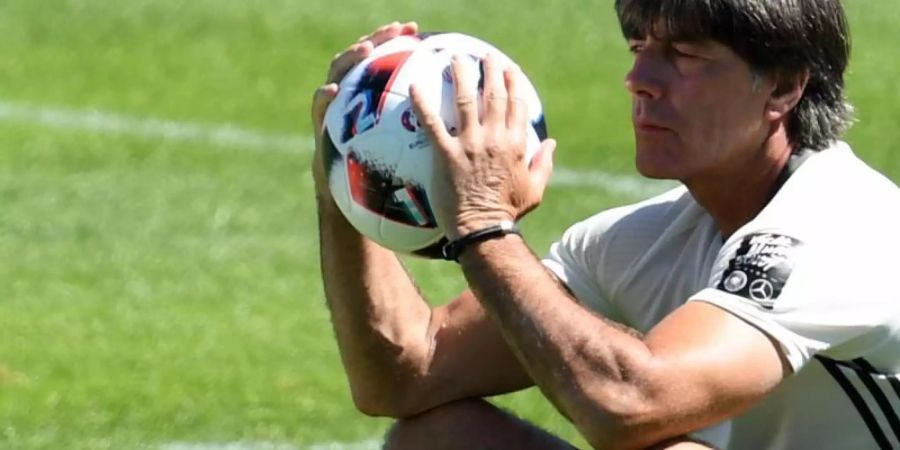 Für Bundestrainer Joachim Löw wird in der Bundesliga zu schnell alles über den haufen geworfen. Foto: Arne Dedert