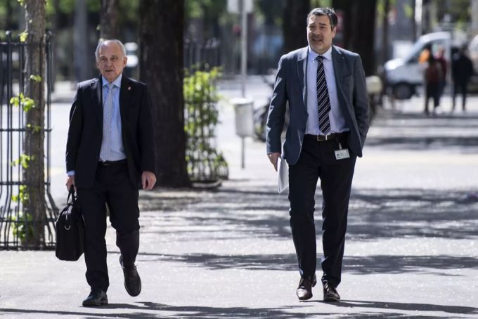Bundesrat Ueli Maurer und sein Kommunikationschef Peter Minder auf dem Weg zur Medienkonferenz. maurer minder
