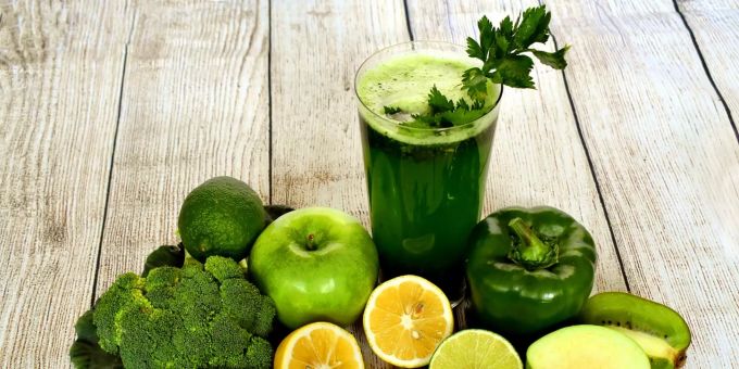 Smoothie mit frischen Zutaten. Green Smoothie