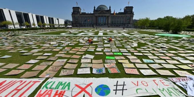 Plakataktion am Berliner Reichstag Plakataktion am Berliner Reichstag