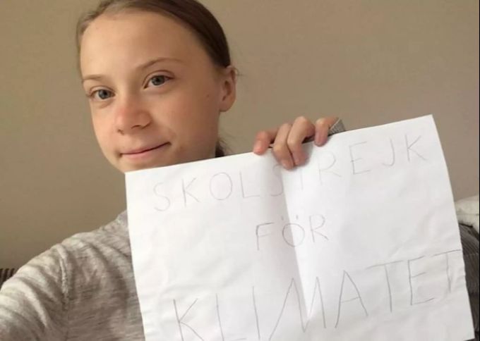 Greta Thunberg demonstriert online für mehr Klimaschutz. greta thunberg