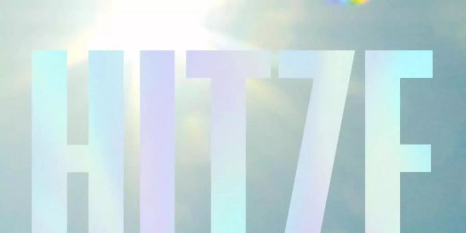 «Hitze»: Ein eigenbrötlerischer Teenager im Sommerurlaub mit der Familie beobachtet den Suizid eines Jugendlichen - und die Ferientage unter glutheisser Sonne werden einmal mehr zur Qual. Foto: Verlag Kein & Aber/dpa «Hitze»: Ein eigenbrötlerischer Teenager im Sommerurlaub mit der Familie beobachtet den Suizid eines Jugendlichen - und die Ferientage unter glutheisser Sonne werden einmal mehr zur Qual. Foto: Verlag Kein & Aber/dpa
