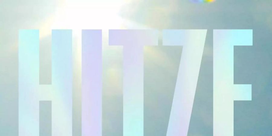 «Hitze»: Ein eigenbrötlerischer Teenager im Sommerurlaub mit der Familie beobachtet den Suizid eines Jugendlichen - und die Ferientage unter glutheisser Sonne werden einmal mehr zur Qual. Foto: Verlag Kein & Aber/dpa