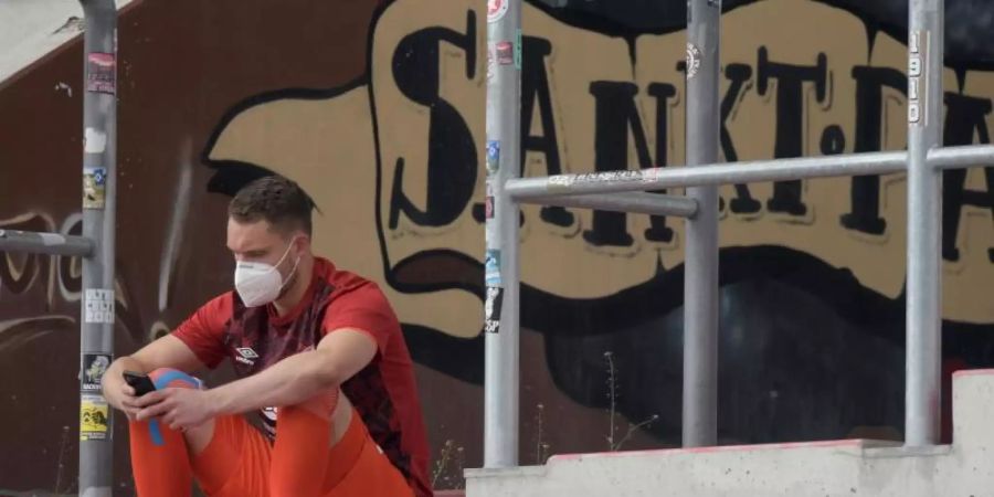 Nürnbergs Torwart Christian Mathenia hatte in der Partie beim FC St. Pauli wegen einer Notbremse die Rote Karte gesehen. Foto: Axel Heimken/dpa - Pool/dpa