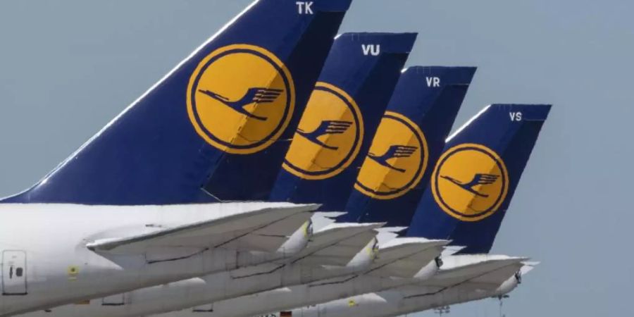 Stillgelegte Passagiermaschinen der Lufthansa stehen auf dem Frankfurter Flughafen. Foto: Boris Roessler/dpa