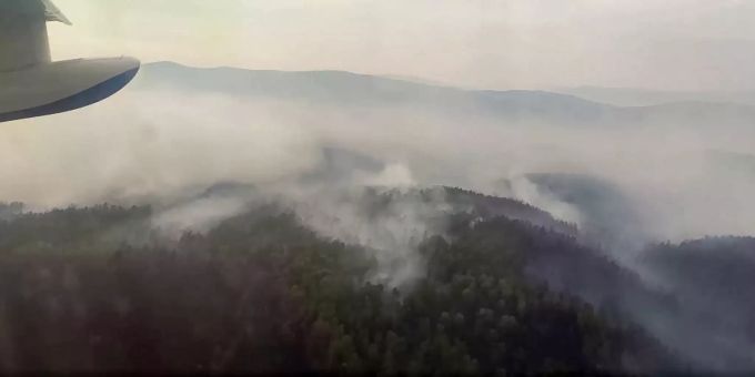 Dieses Bild stammt aus einem vom russischen Notfallministerium zur Verfügung gestellten Video und zeigt den Blick auf einen Waldbrand aus einem Mehrzweck-Amphibienflugzeug des russischen Notfallministeriums im Transbaikalischen Nationalpark in Burjatien, Sibirien, Russland sibirien