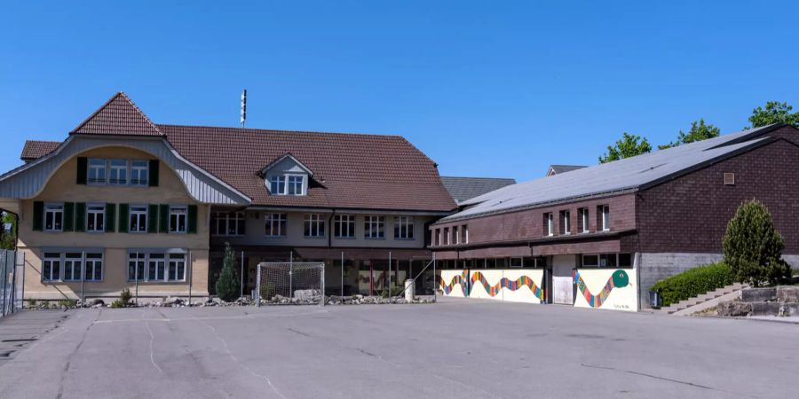 Schulhaus am Bach mit Mehrzweckhalle in Wichtrach.