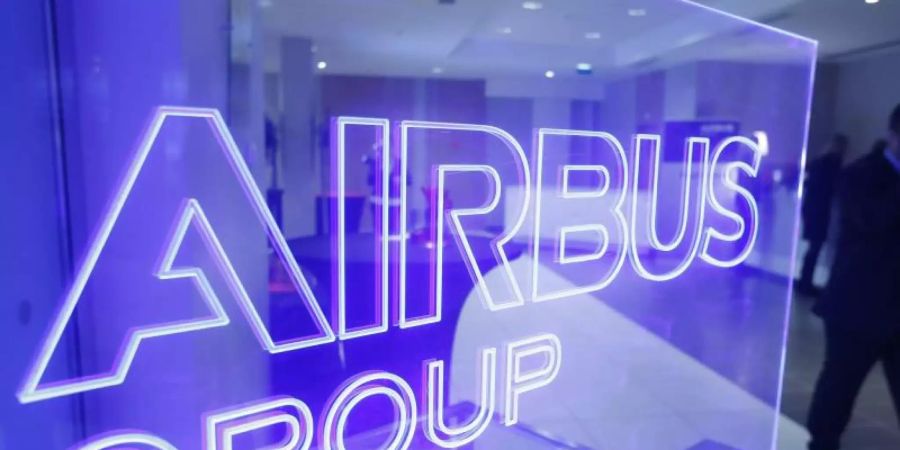 Airbus hat sich bereits eine Kreditlinie über 15 Milliarden Euro gesichert, eine Anleihe über 2,5 Milliarden Euro ausgegeben und die Dividende gestrichen. Foto: Guillaume Horcajuelo/EPA/dpa