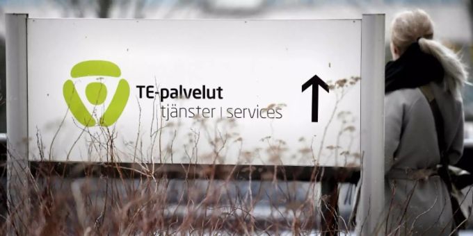 Frau vor einem Arbeitsamt in Helsinki Frau vor einem Arbeitsamt in Helsinki