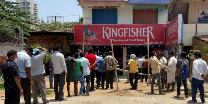 Schlangen vor einem Alkoholgeschäft indien Alkohol