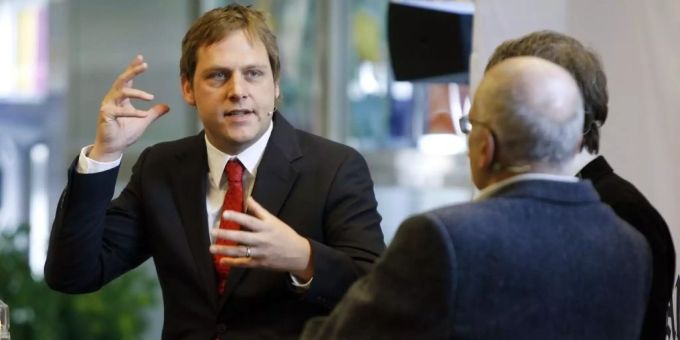 Der Zellbiologe Sebastian Jessberger - im Gespräch mit alt Bundesrat Pascal Couchepin - war federführend bei einer Studie, die ein mutiertes Enzym des Fettstoffwechsels identifiziert hat, welches die Gehirnentwicklung behindert. (Archivbild) Der Zellbiologe Sebastian Jessberger - im Gespräch mit alt Bundesrat Pascal Couchepin - war federführend bei einer Studie, die ein mutiertes Enzym des Fettstoffwechsels identifiziert hat, welches die Gehirnentwicklung behindert. (Archivbild)