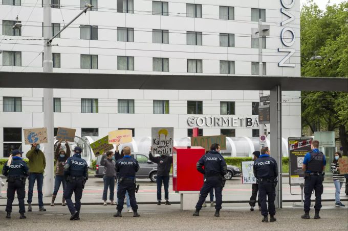 Klimaaktivisten, die gegen die Unterstützung des Luftverkehrs durch den Staat protestieren, werden von Polizisten kontrolliert, am Dienstag, 5. Mai 2020 am Rande der ausserordentlichen Session zur Situation während der Coronavirus-Pandemie, vor der Bernexpo in Bern. Klimaaktivisten Session Coronavirus