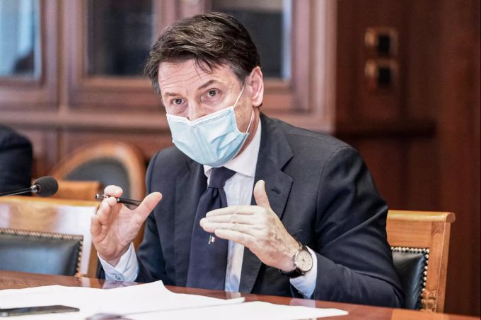 Giuseppe Conte, Ministerpräsident von Italien, trägt bei einem Treffen in Lodi wegen dem Coronavirus einen Mundschutz. Coronavirus - Italien