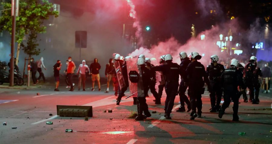 Serbien plant schärfere Massnahmen, nachdem erneut hohe Todeszahlen gemeldet wurden.