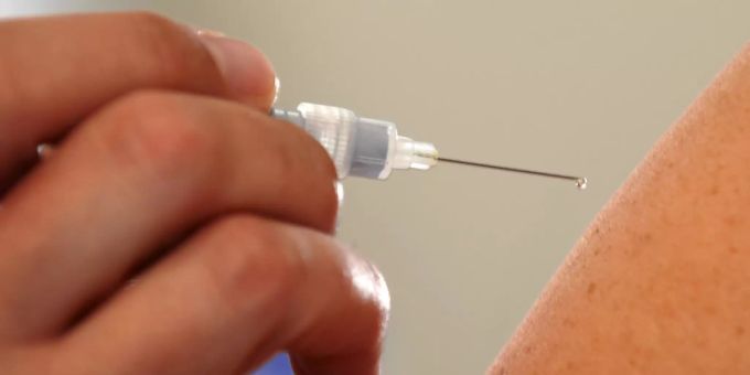 Eine Person wird geimpft. (Archivbild) Grippeimpfung Coronavirus